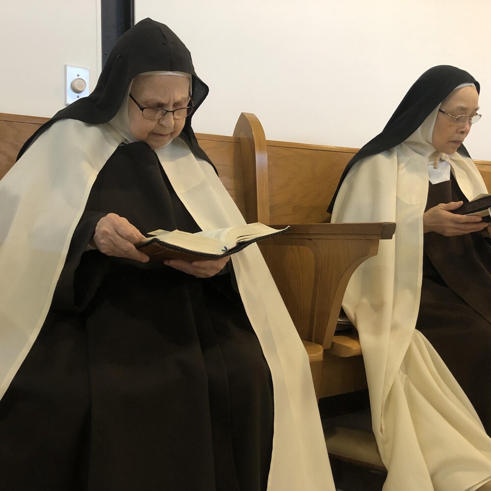 Deux soeurs se recueillent dans un monastère.