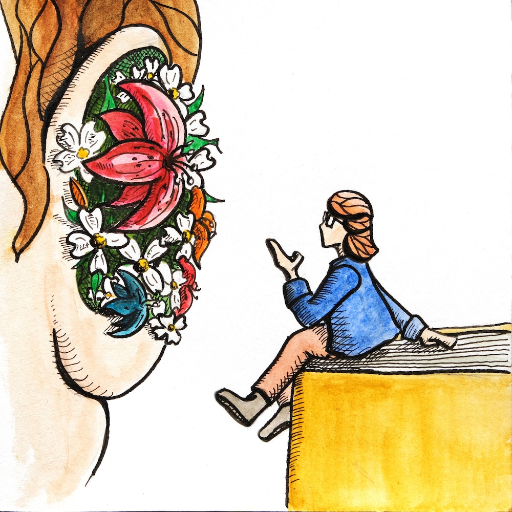 Illustration d'une personne assise sur la tranche d'un livre qui parle à une oreille pleine de fleures.