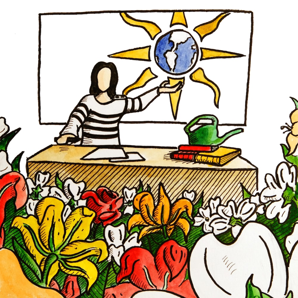 Illustration d'une professeure derrière son bureau en train de montrer une terre soleil dessinée sur un tableau, à des fleurs.