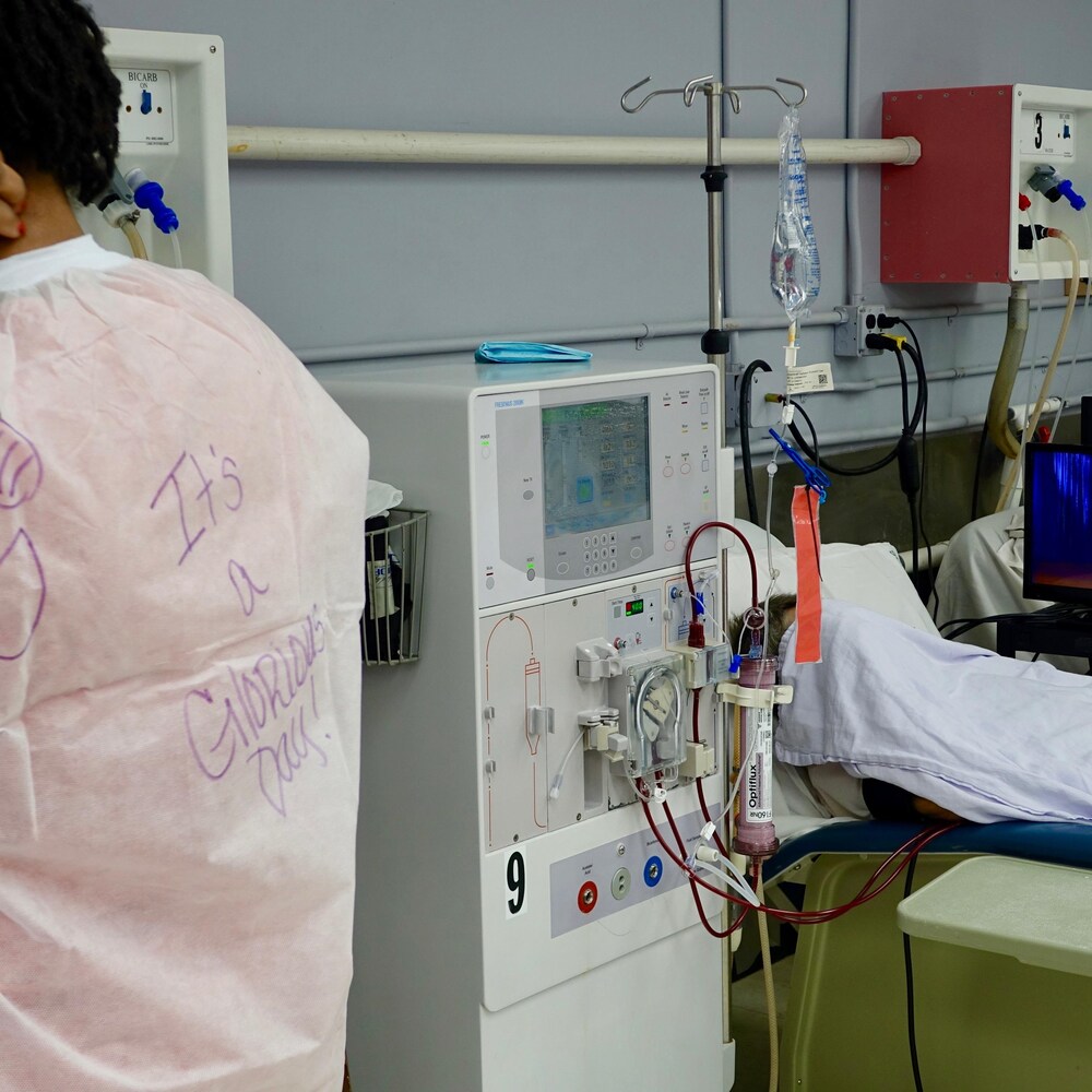 Une infirmière surveille une machine de dialyse. À sa droite, un détenu dors pendant qu’il reçoit son traitement.                                