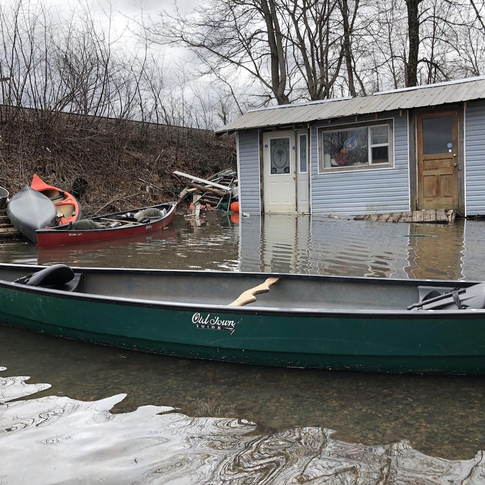 Canot devant une maison inondée à Grand Bay-Westfield le 28 avril 2019.