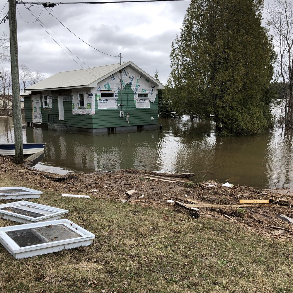 Maisons inondées et débris à Grand Bay-Westfield le 28 avril 2019.