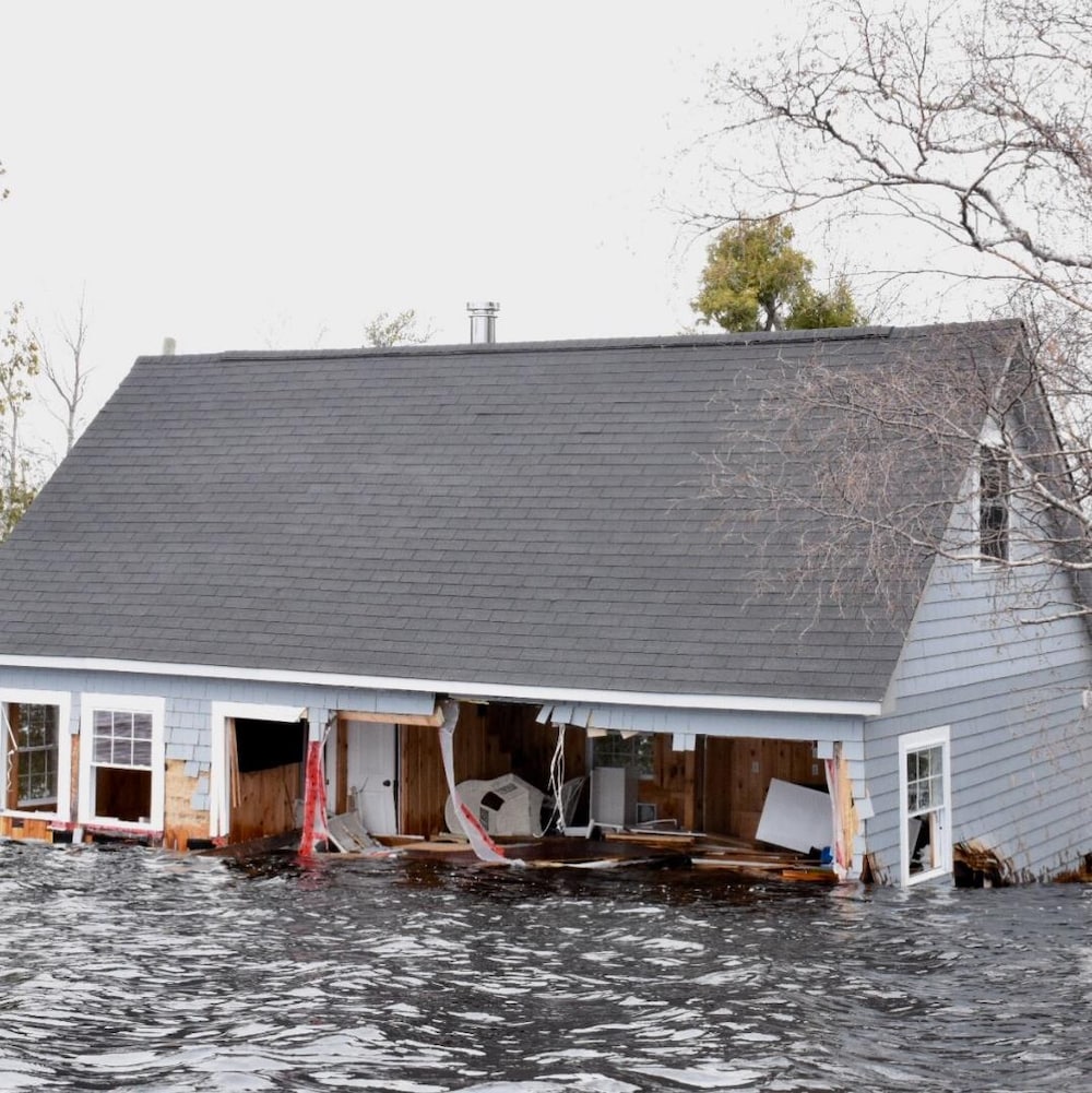 Une partie d'un mur d'une maison inondée est arraché à Princess Park, dans la région de Grand Lake au Nouveau-Brunswick, le 28 avril 2019.