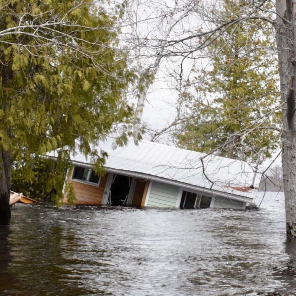 Habitation emportée par les inondations et submergée sur le côté à Princess Park, dans la région de Grand Lake au Nouveau-Brunswick, le 28 avril 2019.