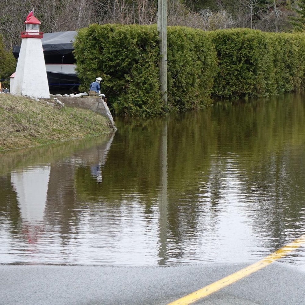 Rue inondée à Saint-Jean, Nouveau-Brunswick, le 28 avril 2019.