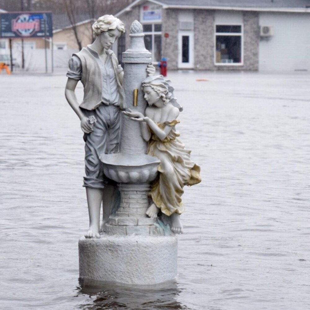 Inondations autour d'une statue à Fredericton, au Nouveau-Brunswick, le 23 avril 2019.