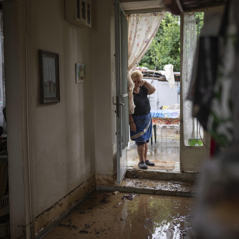 Georgia Sirtarioti, 76 ans, se tient à l'entrée de sa maison qui a été inondée à la fin du mois de septembre, dans la ville de Volos, en Grèce.