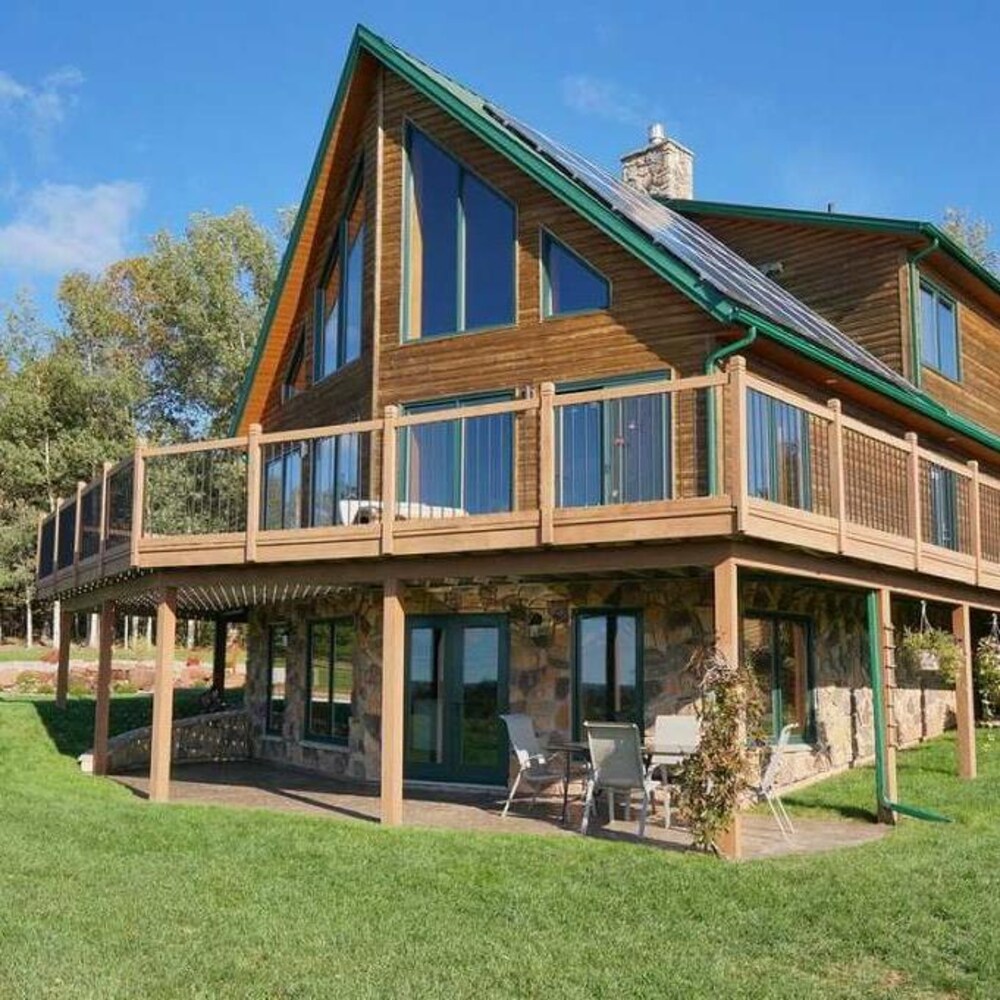 Une maison en bois de style chalet sur trois étages.