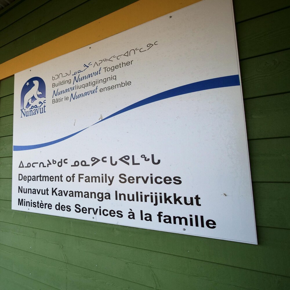 La façade extérieure du bâtiment du ministère des Services à la famille du Nunavut, à Iqaluit, 11 mai 2023.