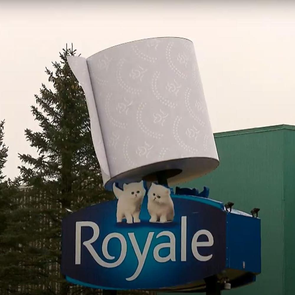 Un rouleau de papier hygiénique géant devant un bâtiment.