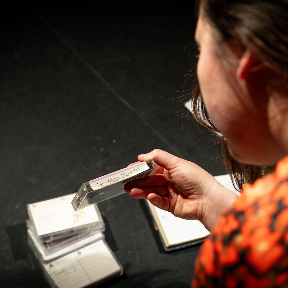 Isabelle Rivest tient une cassette dans une main.