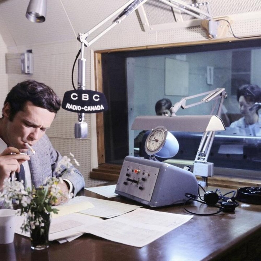 Dans un studio de radio, l'animateur Jacques Boulanger est assis à un pupitre et il révise ses notes tout en s'allumant une cigarette. Un micro est suspendu au-dessus de la table où repose un appareil de contrôle. À l'arrière-plan, on voit la réalisatrice Huguette Paré qui est derrière une vitre, dans la régie.