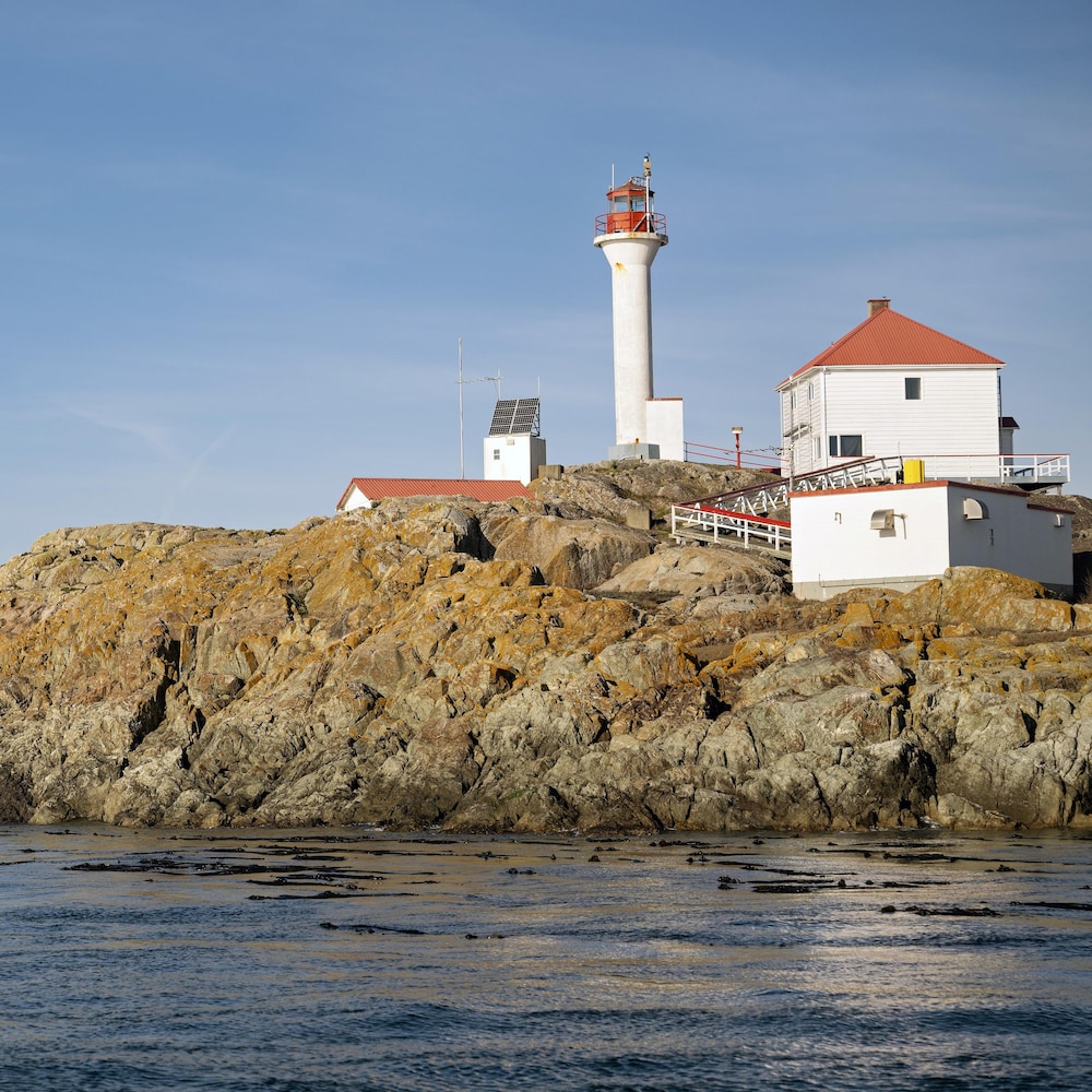 Un phare sur des rochers des îles Trial, au sud de l’île de Vancouver, à la rencontre des détroits de Juan de Fuca et de Haro, en Colombie-Britannique, en décembre 2023. 