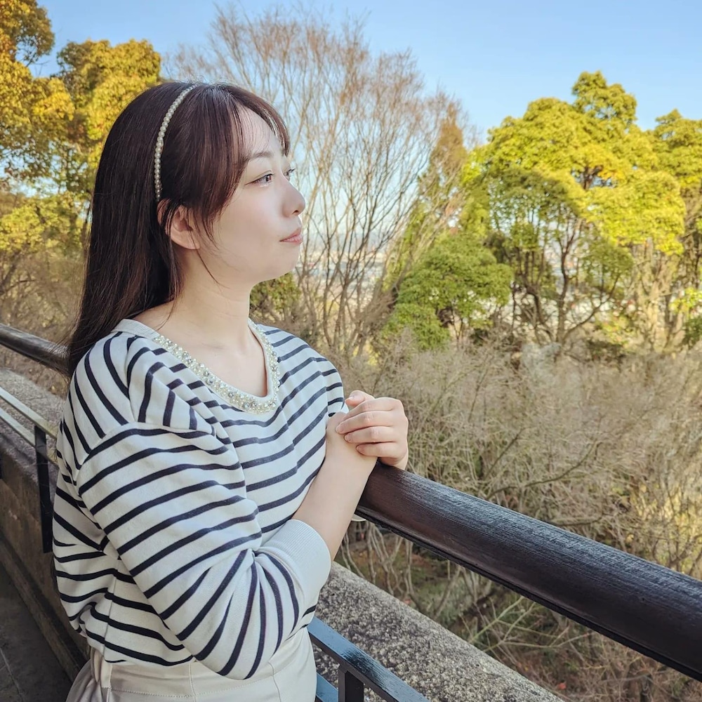 Nazuna Hashimoto prend la pose en regardant vers l'horizon.