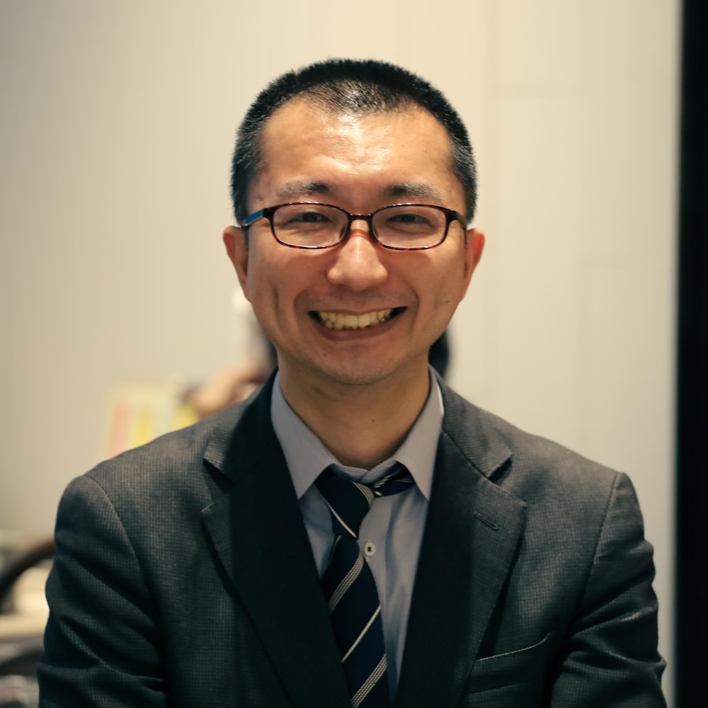 Portrait d'Hiroki Teraï souriant.