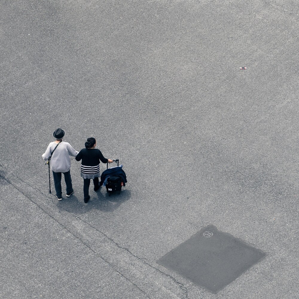 Vue du haut de deux personnes qui marchent main dans la main.