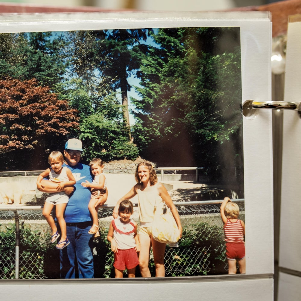 Une photo du père de Jason Mercredi tenant deux enfants dans ses mains à côté d'une petite fille et de la mère de Jason Mercredi. 