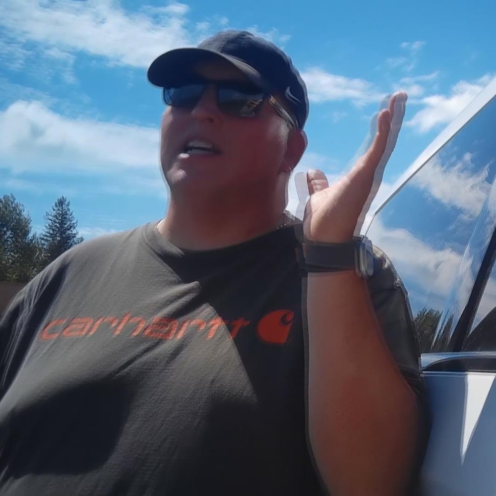 Un homme discute près d’une camionnette.