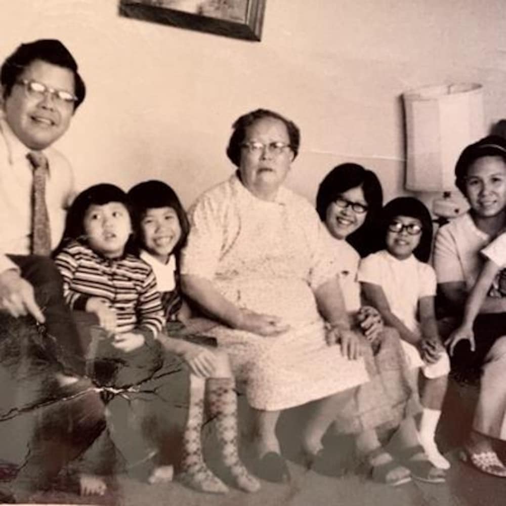 1970年代，JJ Lee一家的全家福，奶奶（中）和父母，三位姐姐Bonny, Susan, Cyndy 与哥哥 Wayne。