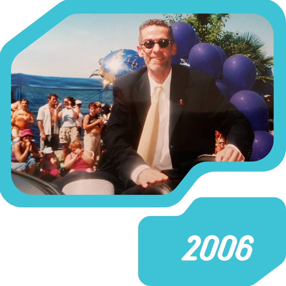 Joe Average, en 2006, en complet pendant le défilé de la Fierté gay à Vancouver.