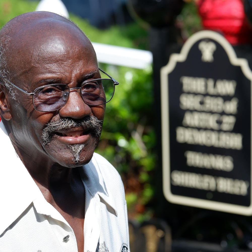 John Billy, devant un signe qui rend hommage à sa femme, autour de la maison familiale à Baltimore. 