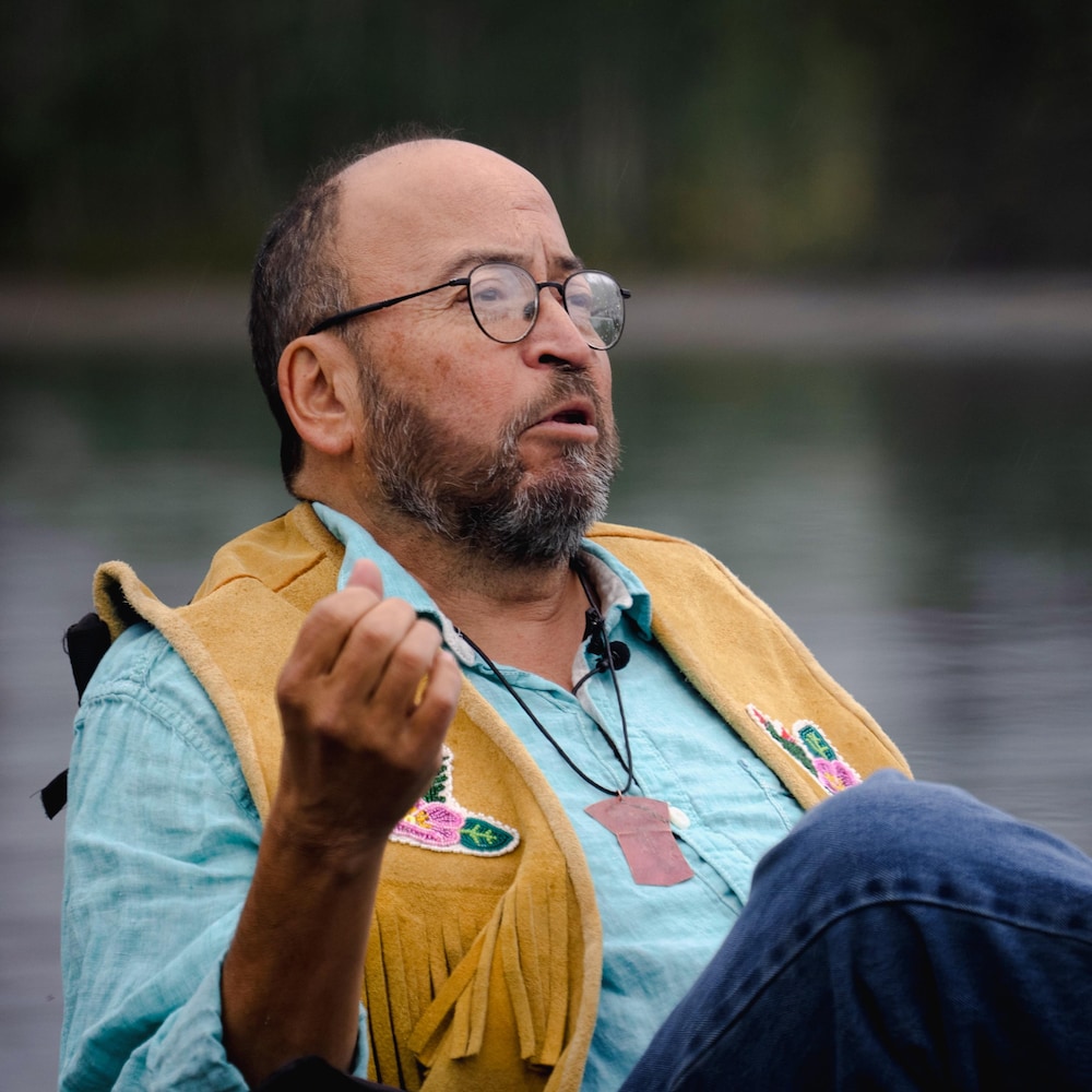 John Fingland raconte des histoires au bord du lac Kathleen en août 2026.