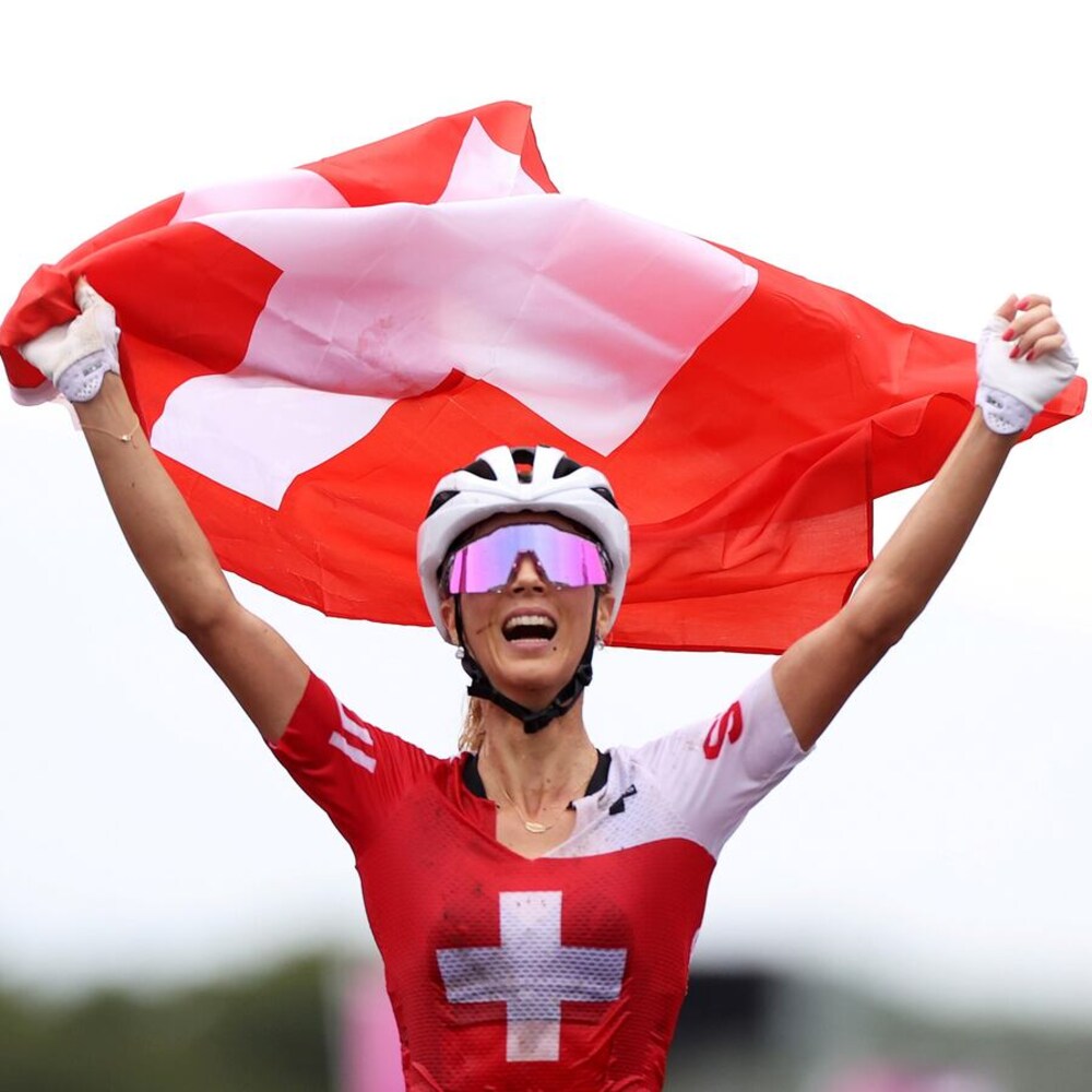 Iwinawagayway ni Jolanda Neff ang bandila ng Switzerland.