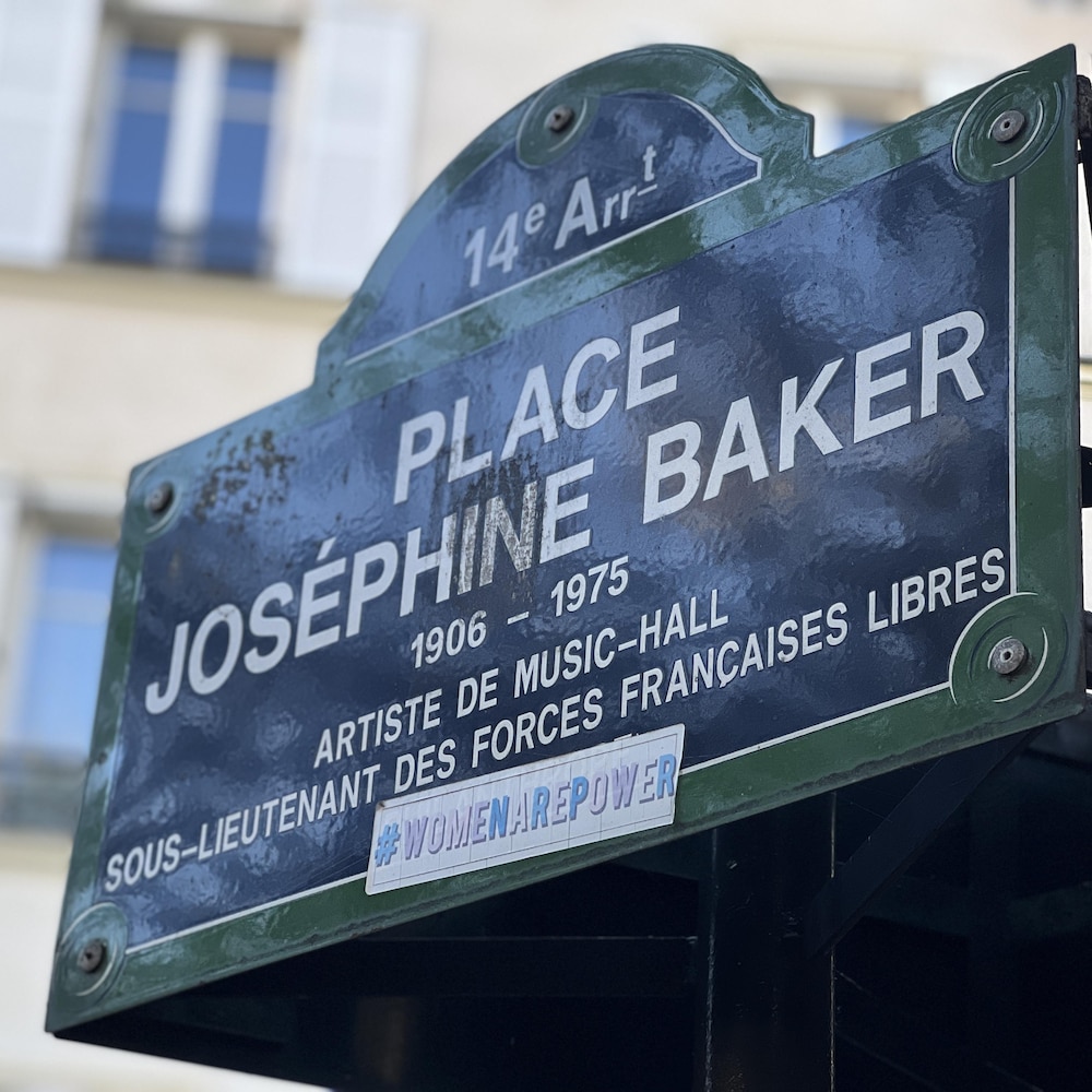 Une plaque indique : Place Joséphine Baker. 