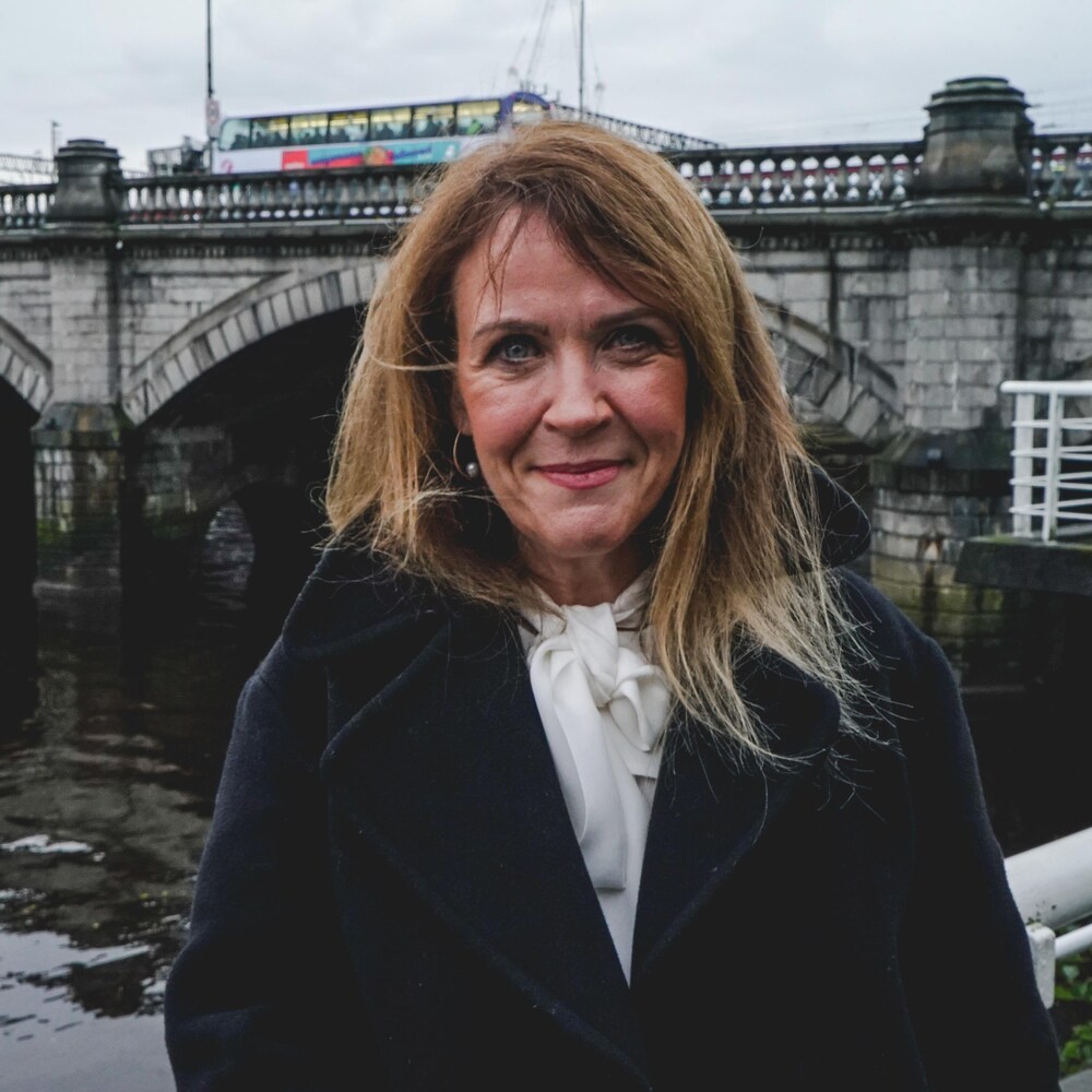La psychologue est posée devant un pont de Glasgow, en Écosse.