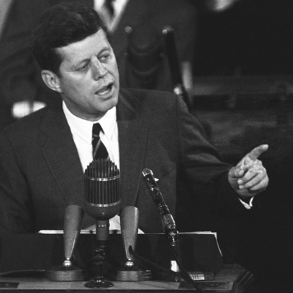 Le président John F. Kennedy s'adresse aux élus américains.