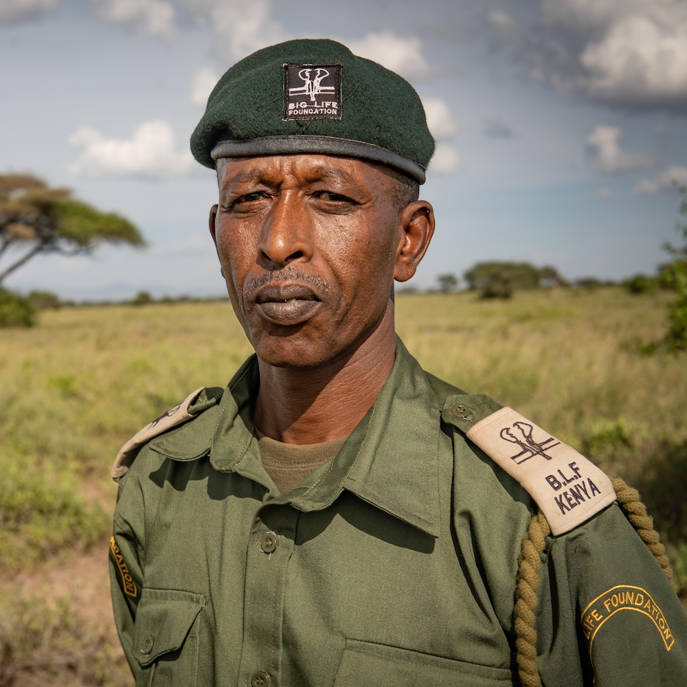 Le garde forestier Francis Legei dans la savane africaine.
