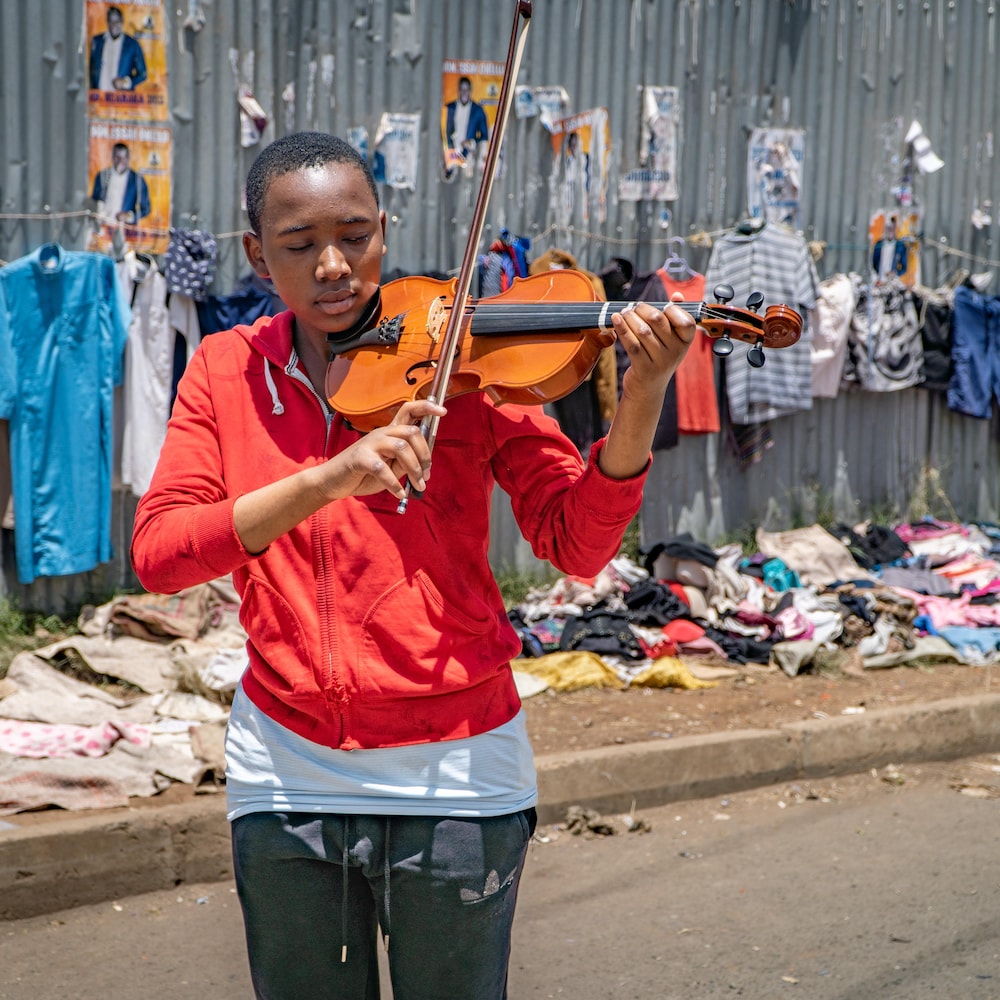 Melvin Otieno joue du violon.