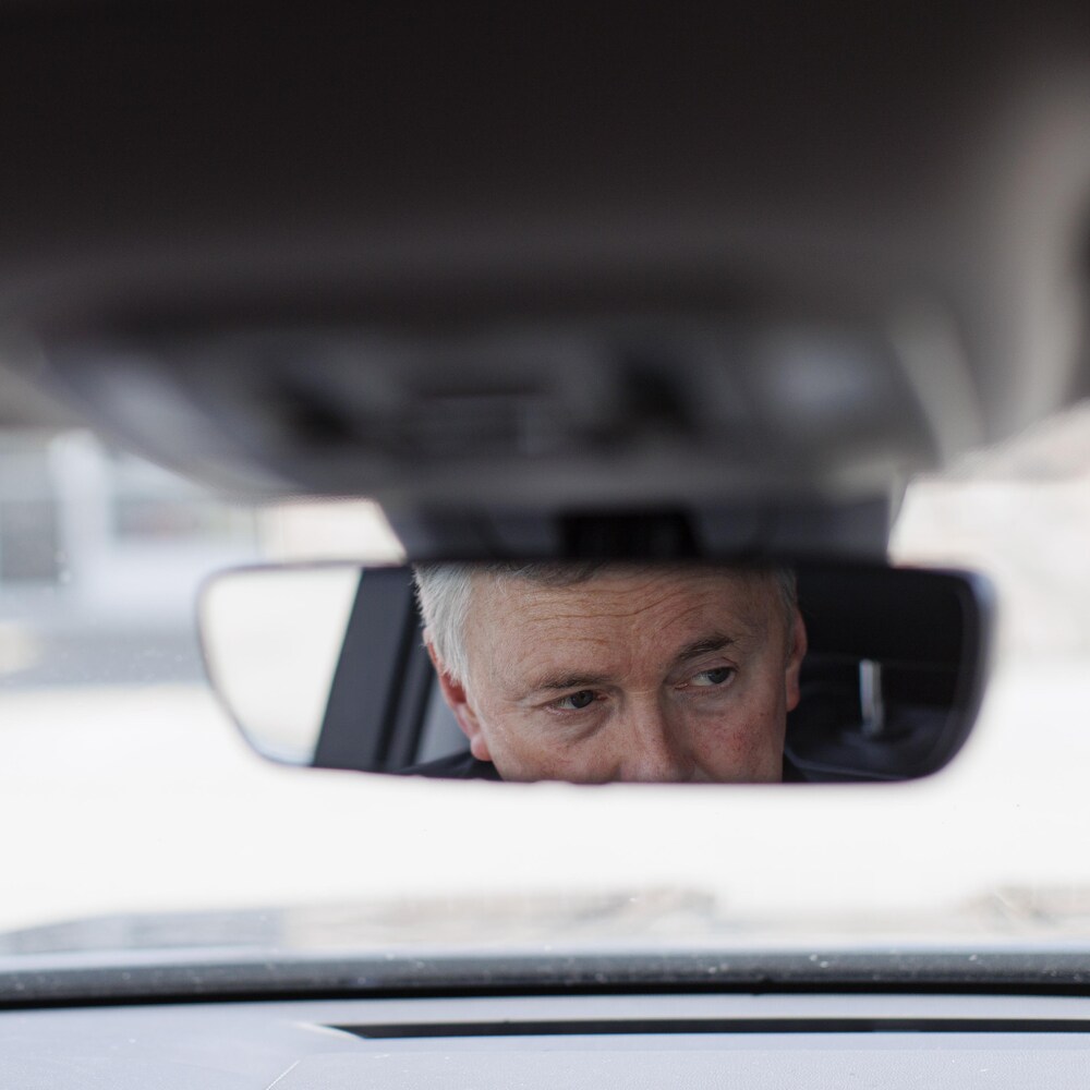 Les yeux du journaliste Kevin Donovan reflètent dans le rétroviseur intérieur d'une voiture, similaire au moment où il a vu la vidéo en 2013.