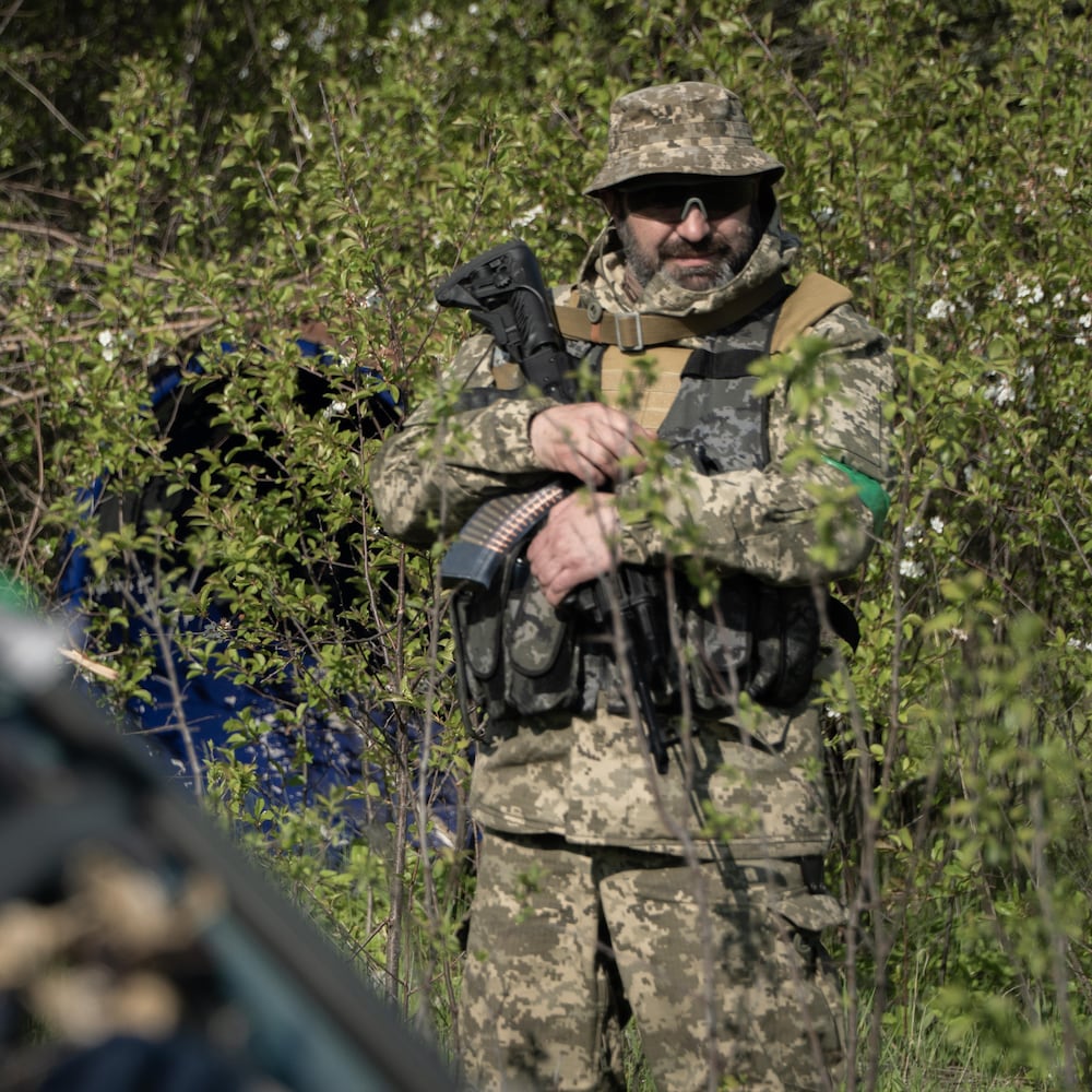 Kran with weapon slung over shoulder.