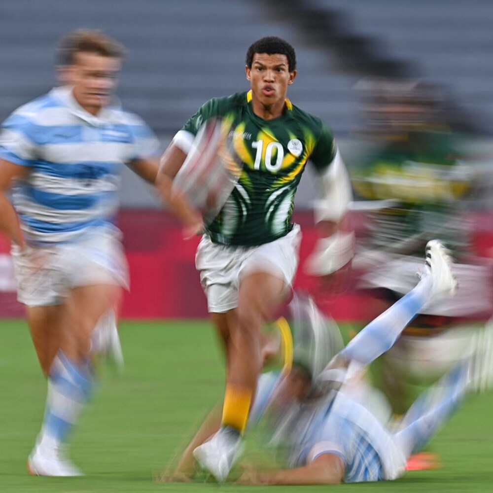 Tumatakbo si Kurt-Lee Arendse sa field.