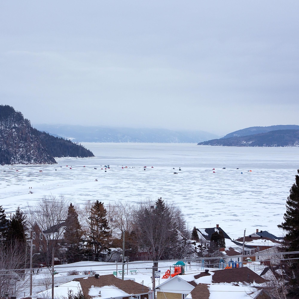 Des cabanes à pêches sont installées sur les glaces de la baie des Ha! Ha!