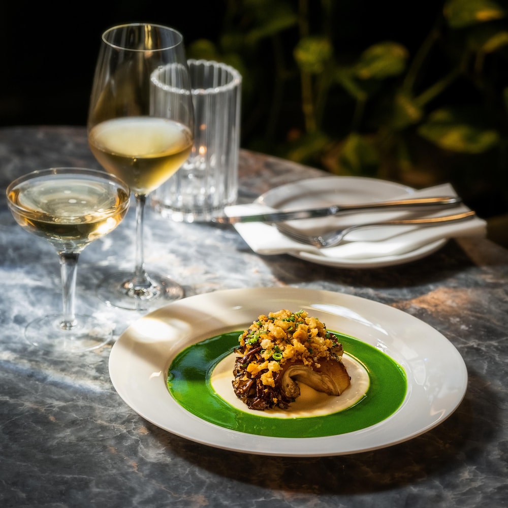 Un plat sur une table en marbre.