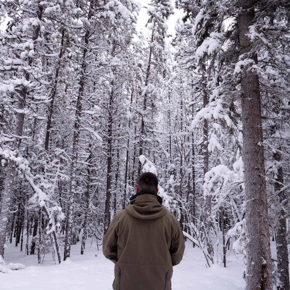 Patrick Lemay contemple la forêt enneigée du Yukon.