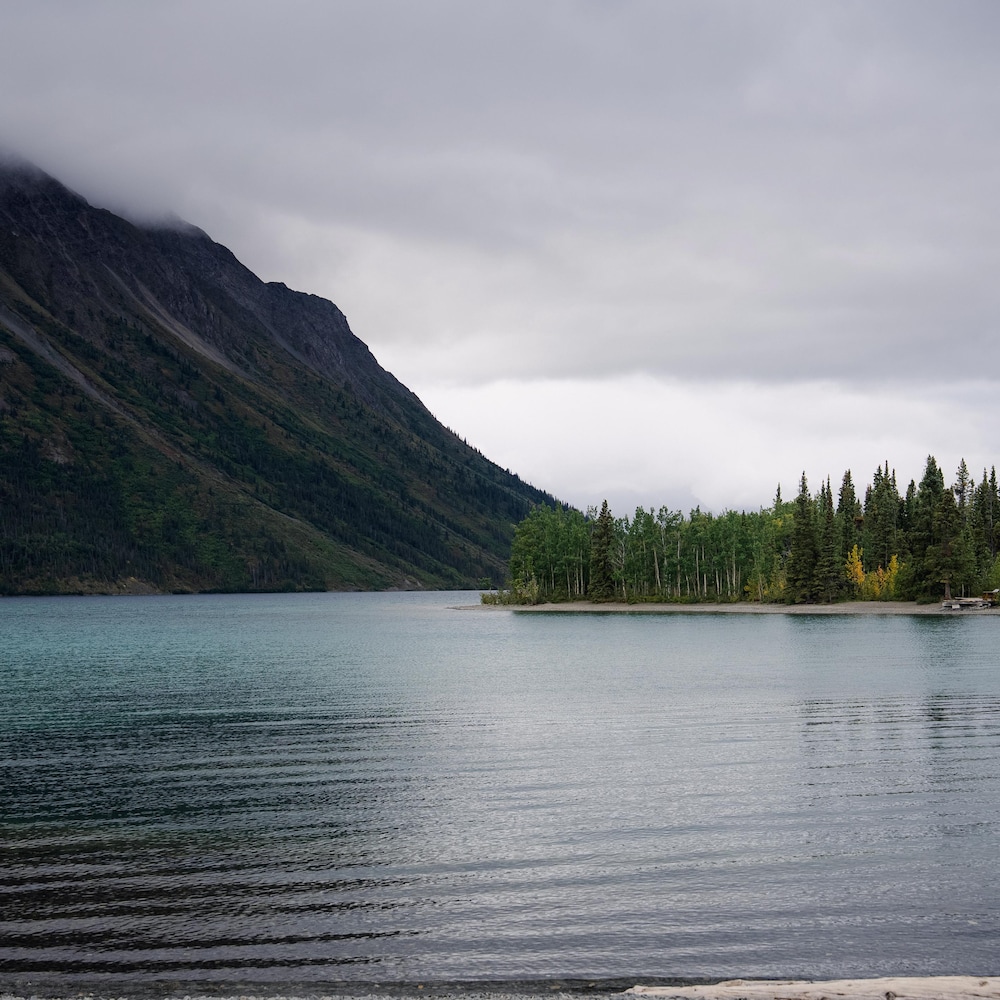 Vue du lac Kathleen dans le parc national Kluane, au Yukon, en août 2026.