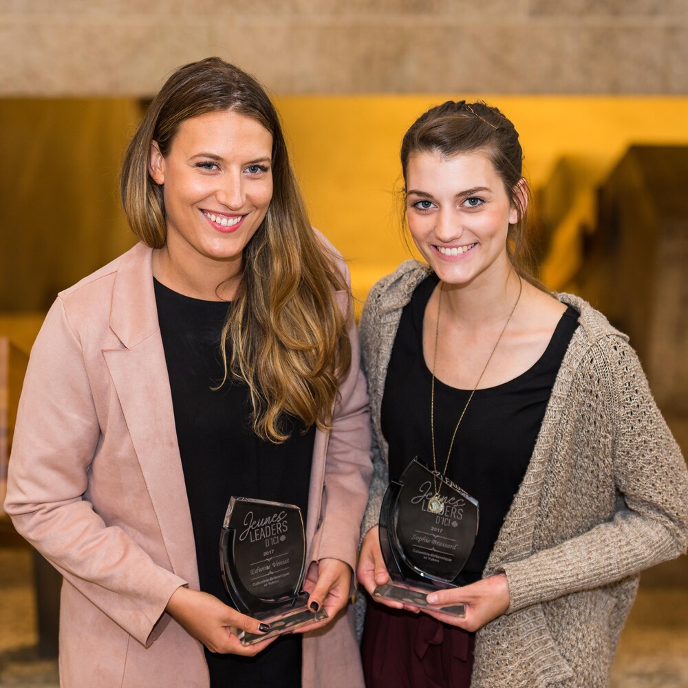 Les jeunes leaders de la Colombie-Britannique Edwine Veniat et Sophie Brassard posent ensemble avec leur prix.
