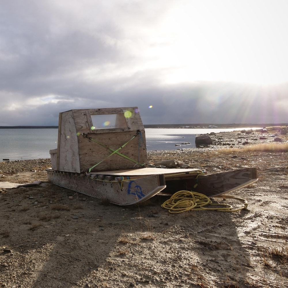 Un traîneau de bois, sur la plage de Cambridge Bay, en septembre 2022.