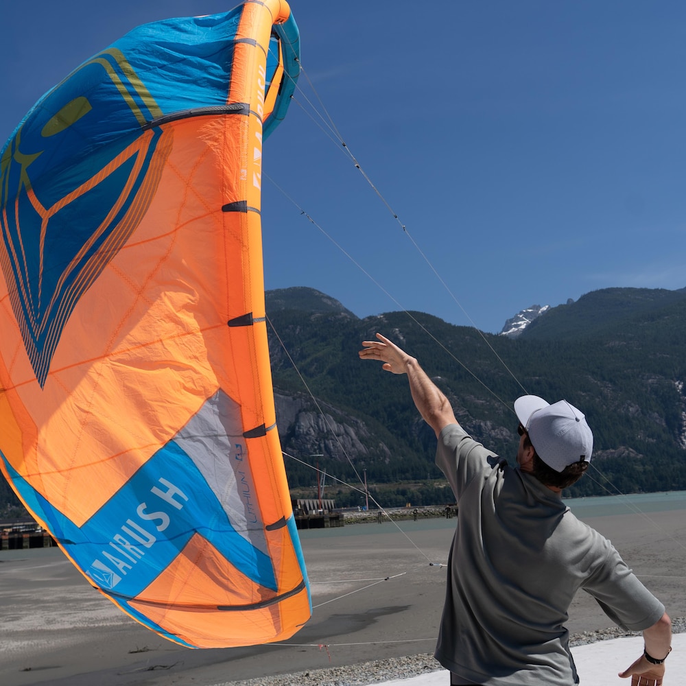 Olivier Corbeil en train de lancer une voile de kitesurf, près de l'estuaire de Squamish, en Colombie-Britannique, en juillet 2026.