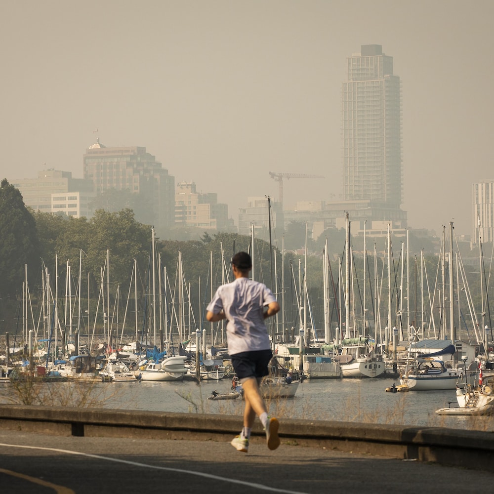 De la fumée provenant d'incendies de forêt voisins est visible dans l'air à Vancouver, en Colombie-Britannique, le mercredi 3 septembre 2025.