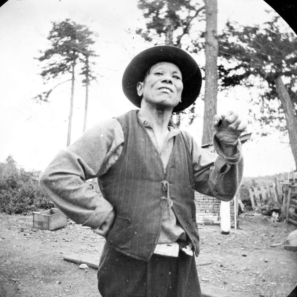 Photo d'archive d'une personne d'origine asiatique ayant la maladie d'Hansen sur l'île d'Arcy en 1895, en Colombie-Britannique.