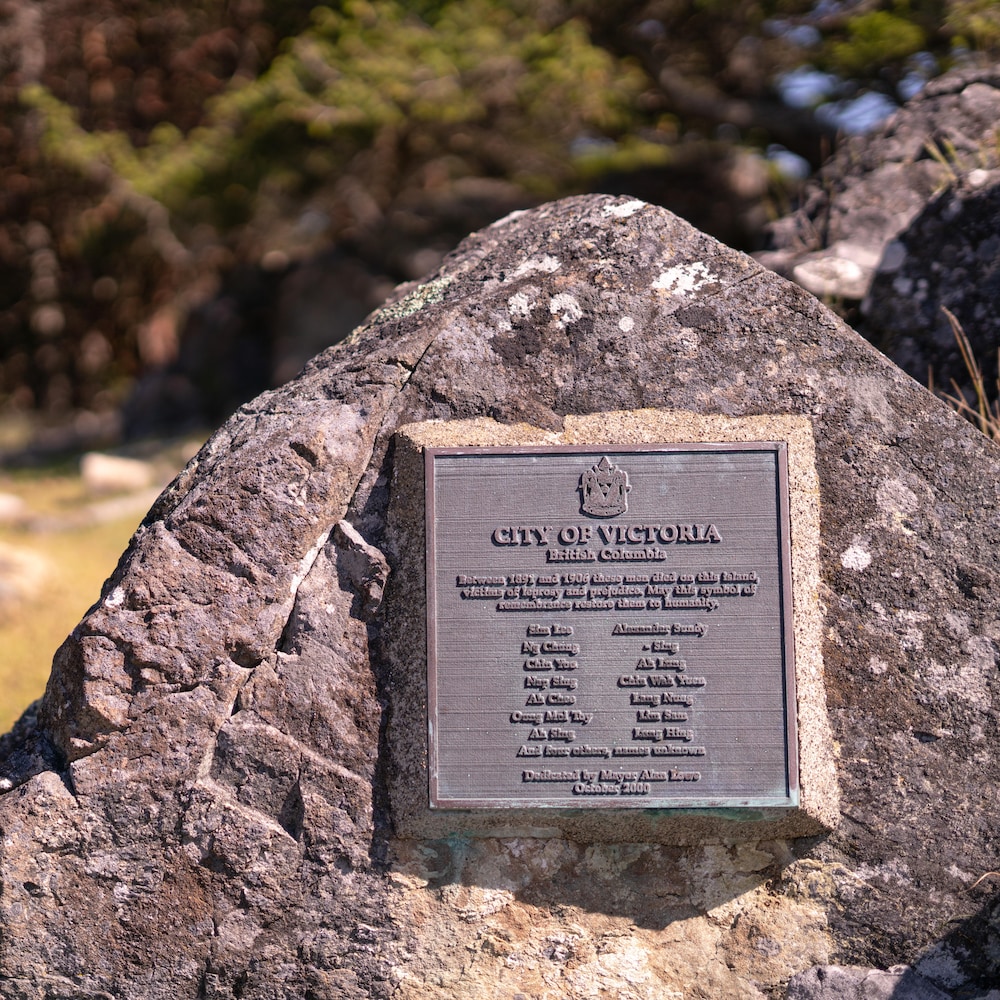 Une plaque commémorative de la ville de Victoria sur un rocher, dans la nature, en mai 2022 sur l'île d'Arcy en Colombie-Britannique. 