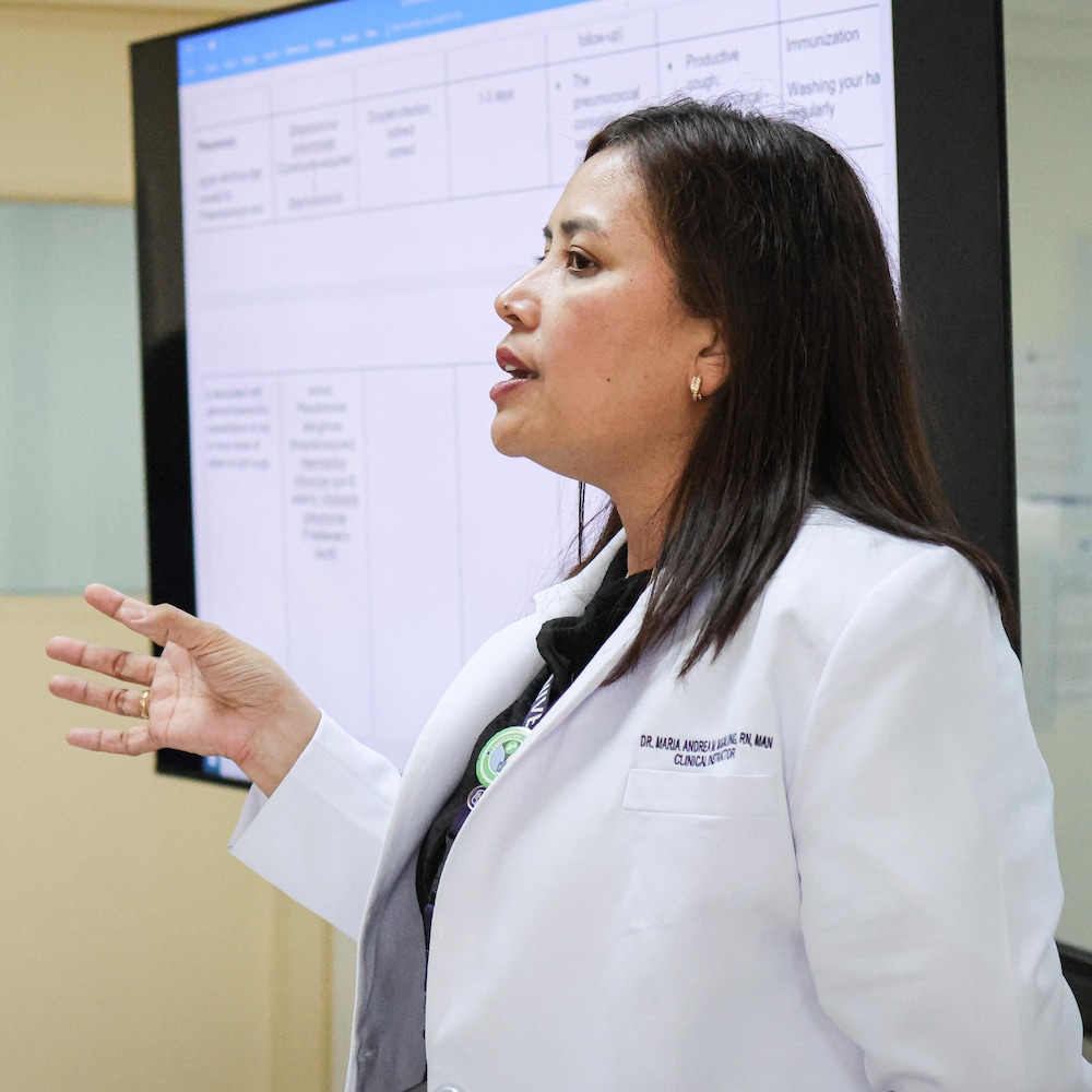 Andrea Magaling dans une salle de classe aux Philippines, en mai 2025.