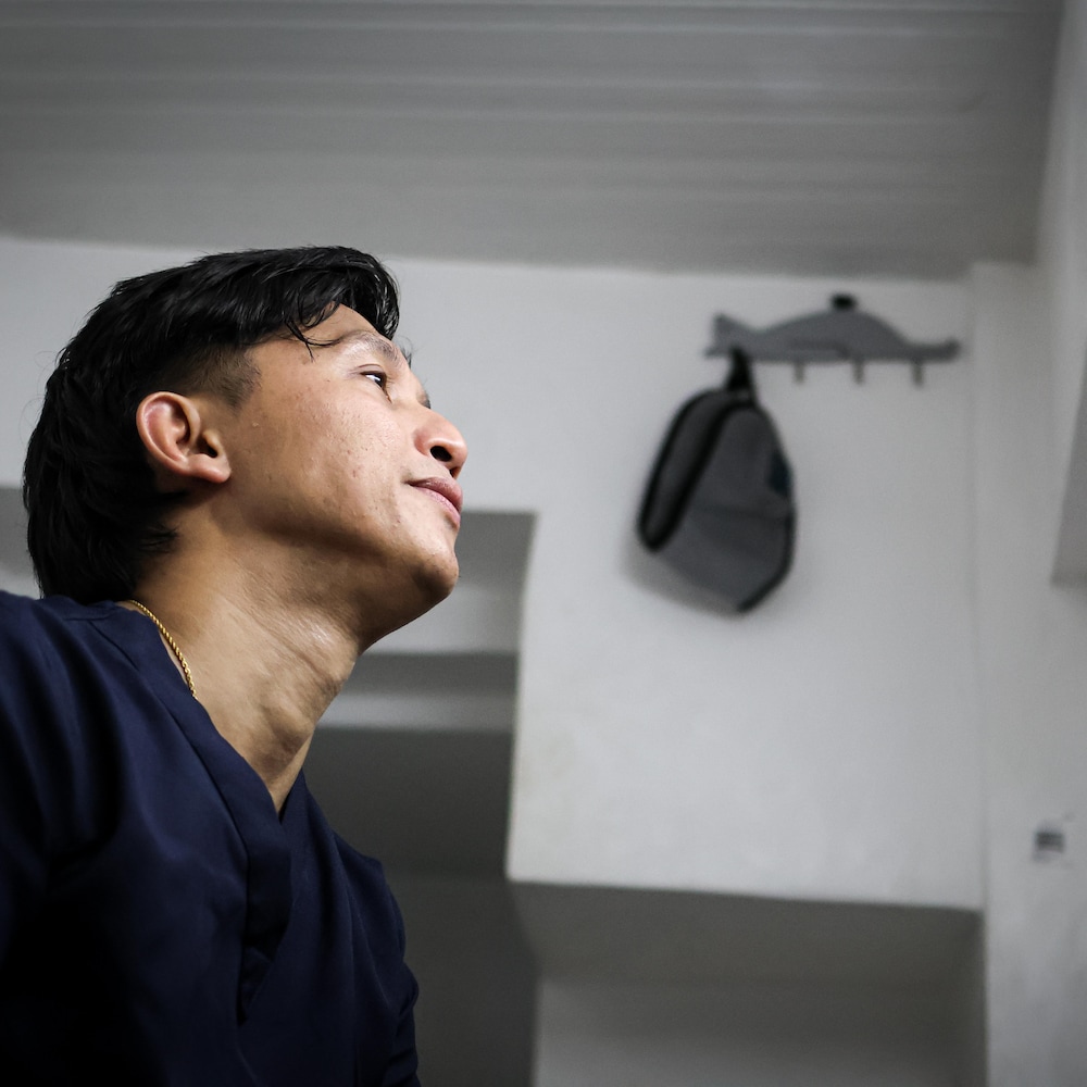 Nicolito Oba se regarde dans un miroir, l'air absent, aux Philippines, en mai 2025.
