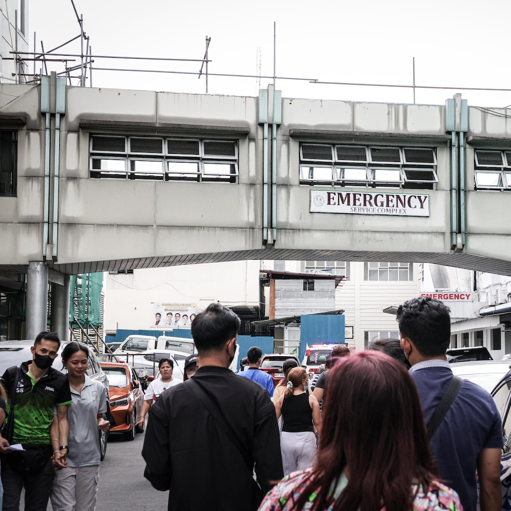 Un bâtiment des urgences à Manille avec des passants, aux Philippines, en mai 2025. 