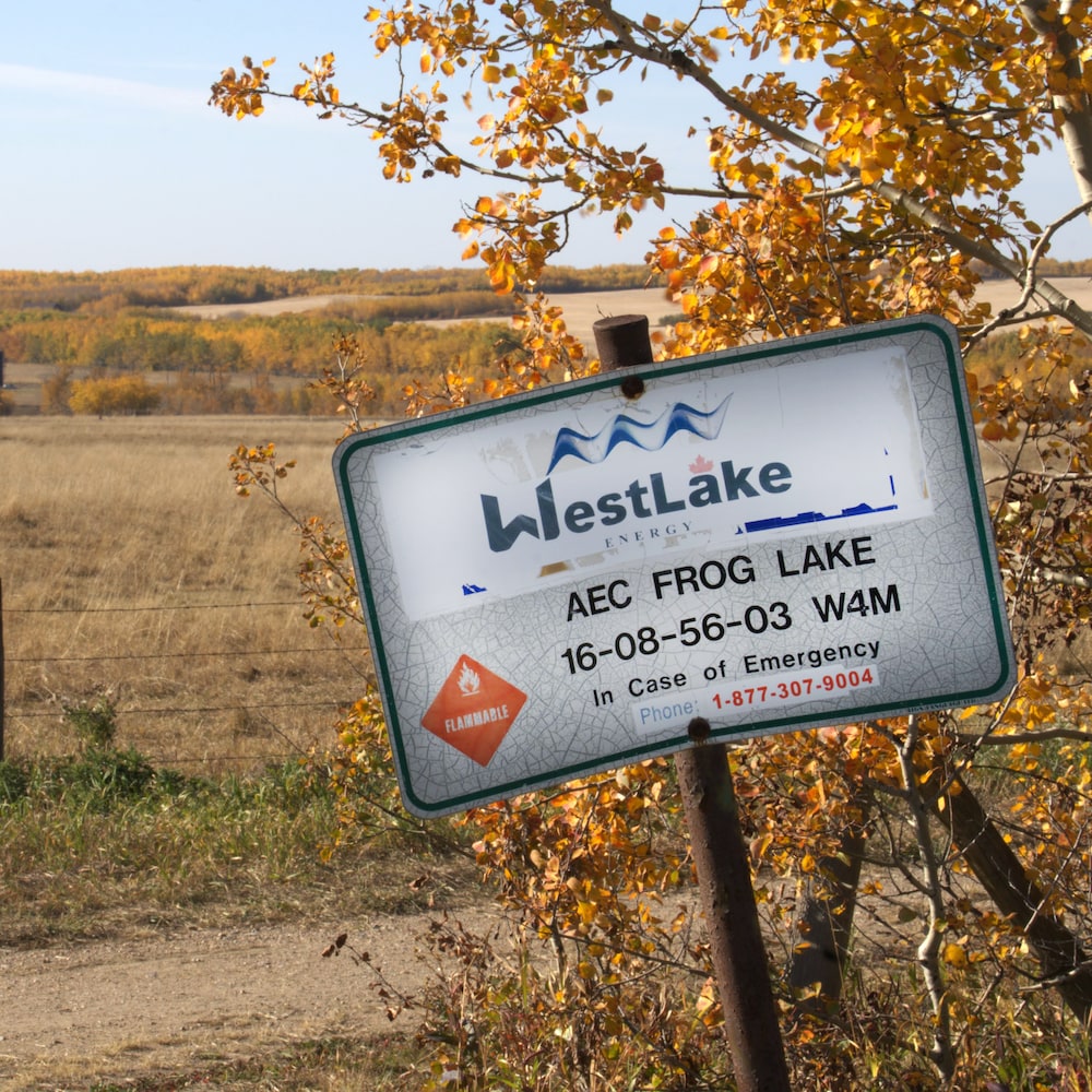 Un panneau de WestLake Energy près de Frog Lake à la bordure d'un champ avec des arbres, en octobre 2022, en Alberta. 