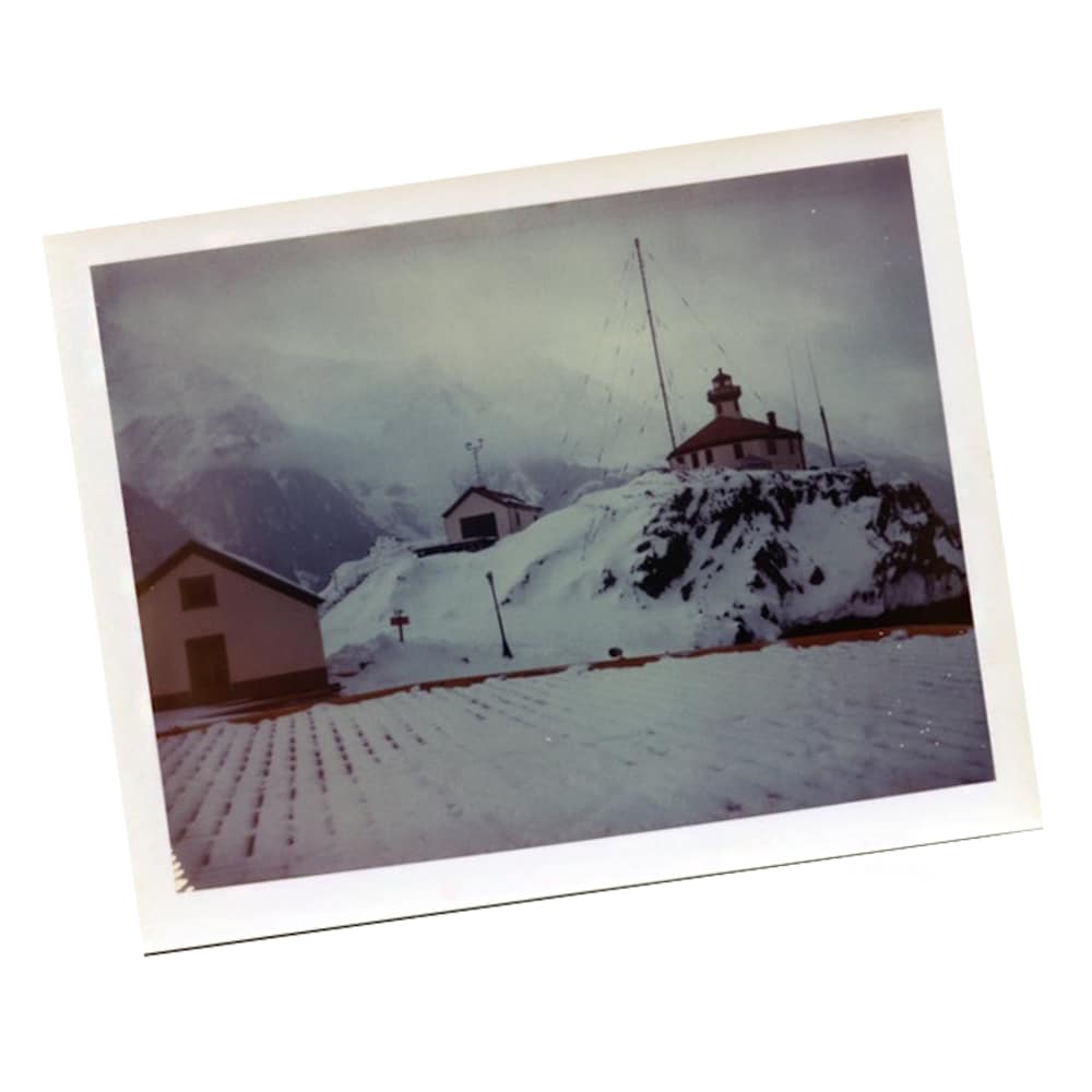 Deux photos d'archives du phare Eldred Rock pendant le début de l'hiver 1971 en Alaska.